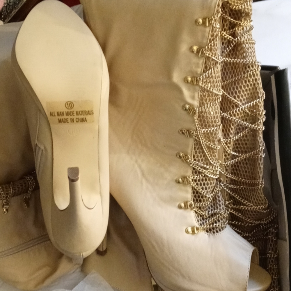 Boots - Picture 3 of 5